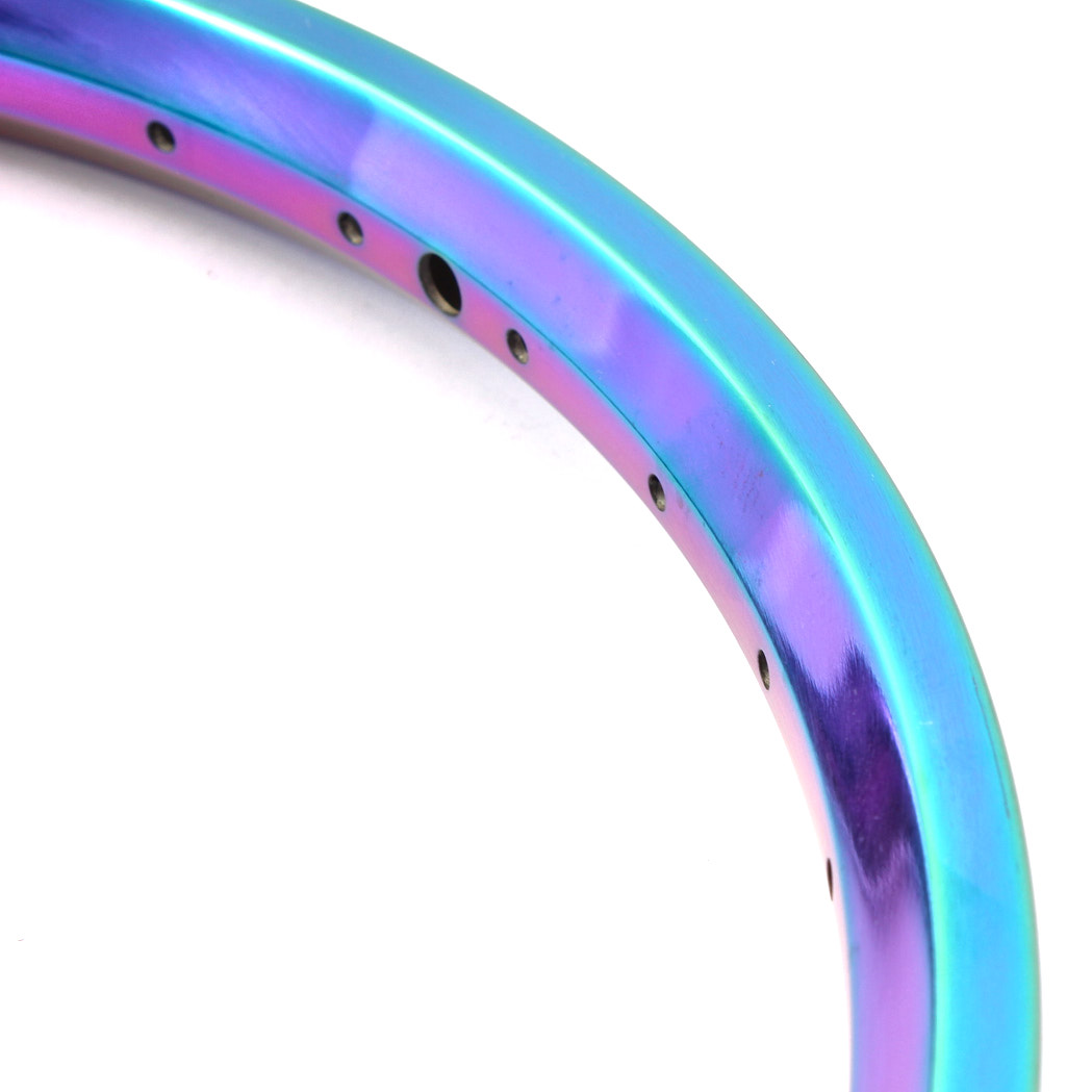 Nahaufnahme Speichenlöcher und Ventilloch von Oil Slick Felge