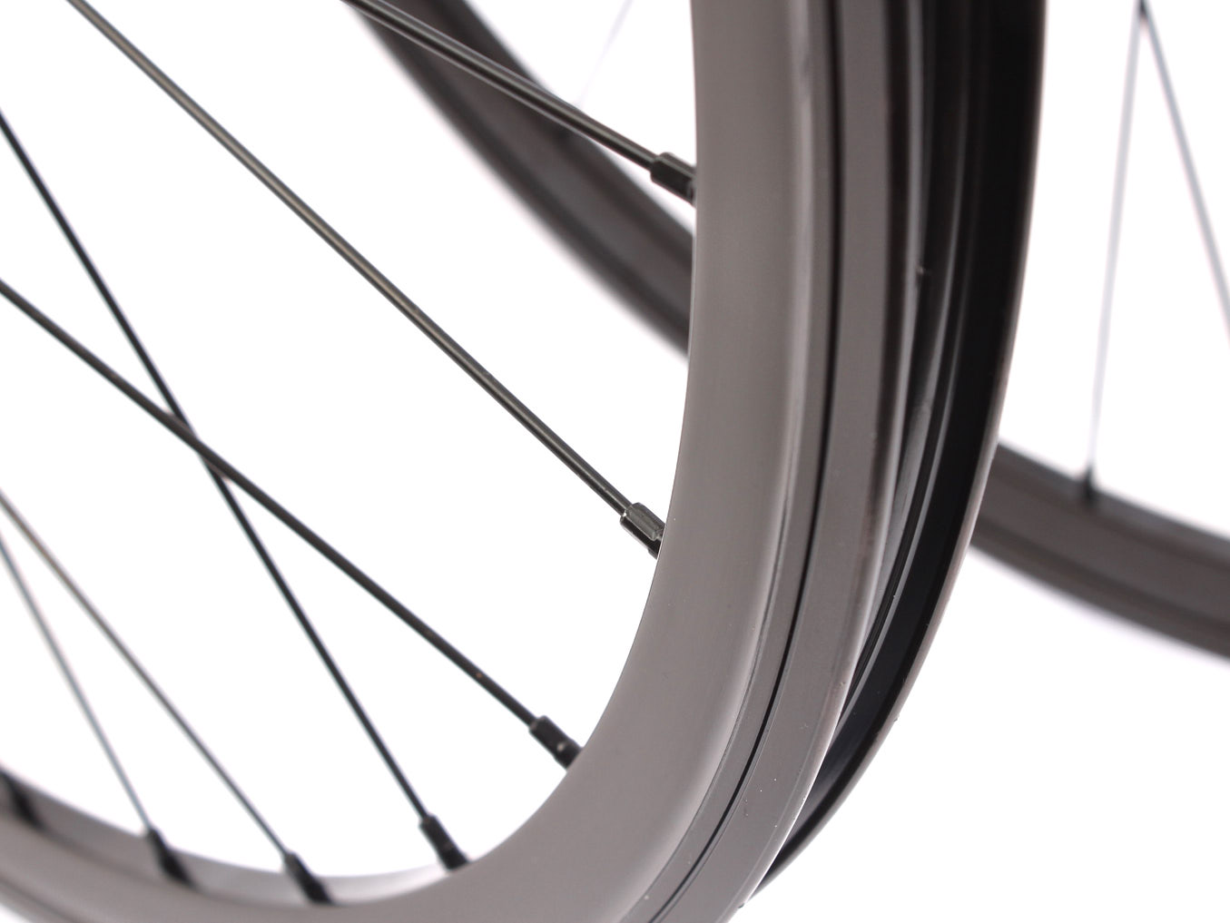 Doppelkammerfelge in Schwarz mit schwarzen Speichen