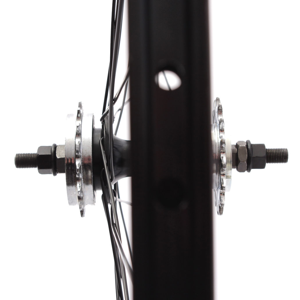 Nahaufnahme schwarze Doppelkammerfelge mit Speichenloch