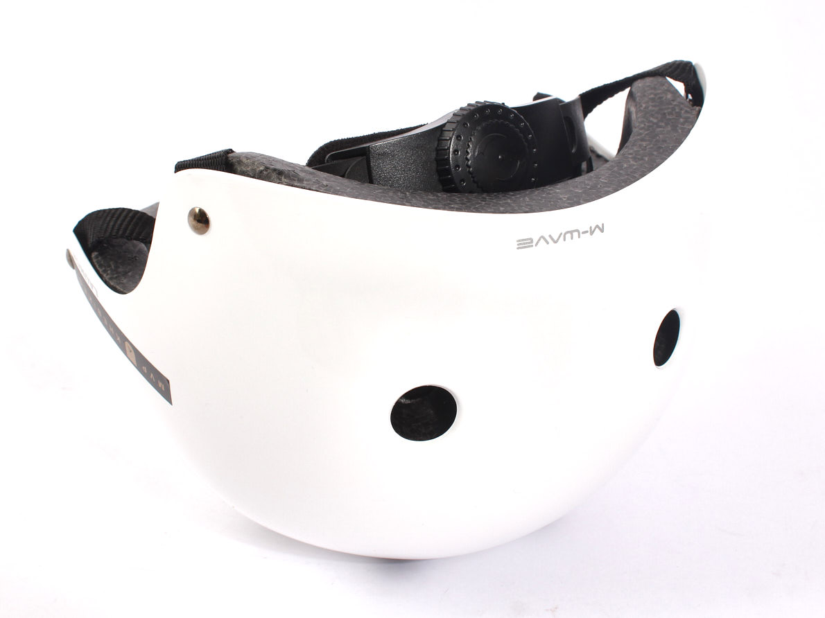 Auf dem Kopf liegender Helm in weiß mit Größenadapter