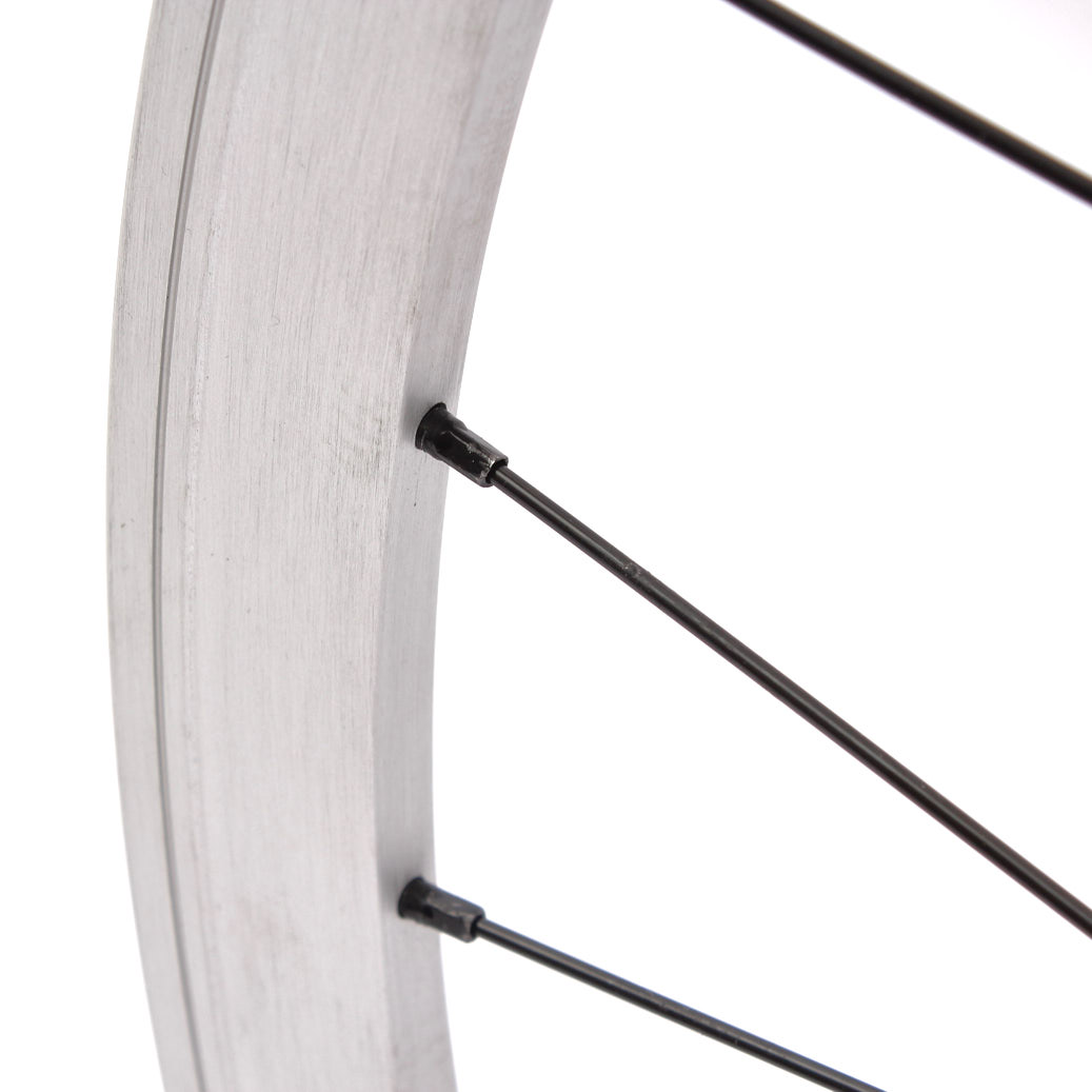 Nahaufnahme silberne Doppelkammerfelge mit schwarzen Speichen