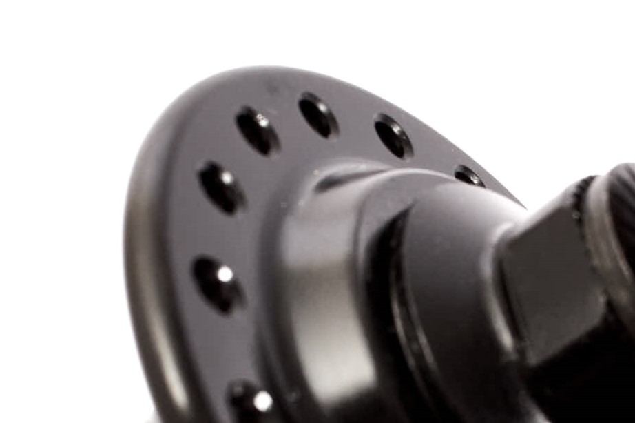 Nahaufnahme Speichenlöcher von schwarzer Vorderradnabe