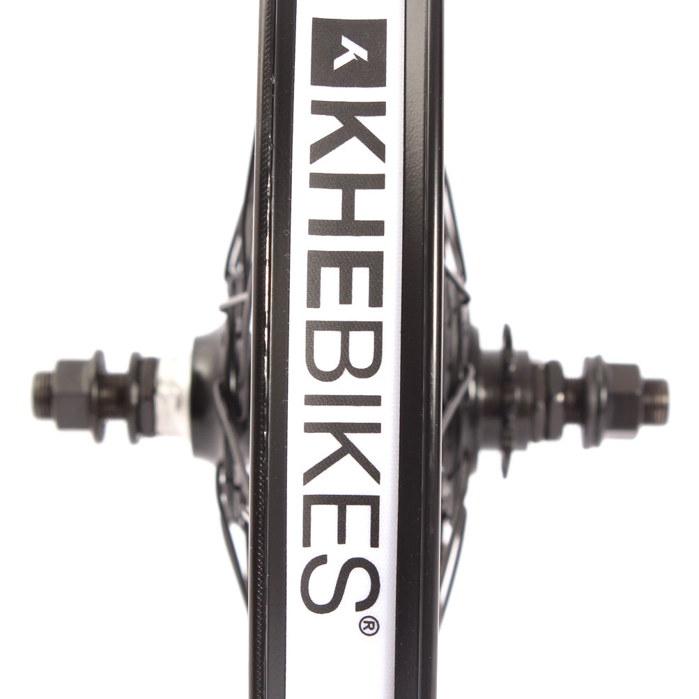 Schwarze 35mm breite Felge mit weißem Felgenband mit KHEbikes Schriftzug