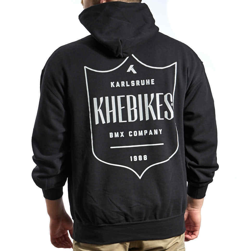 Schwarzer Hoodie mit KHE Shield Logo an Person