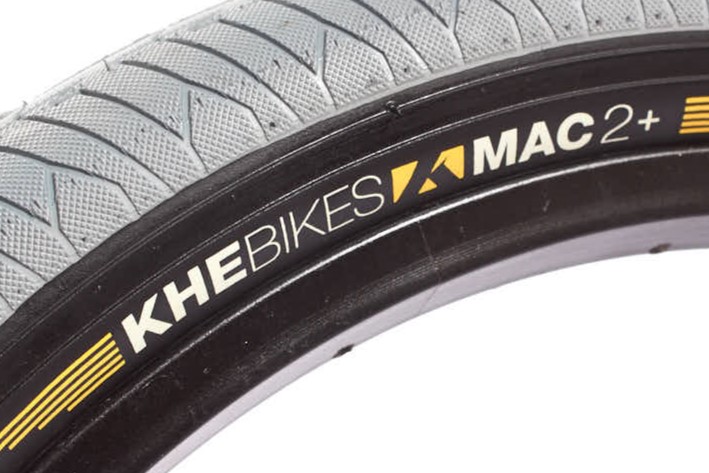 grauer BMX Reifen mit KHEbikes MAC2+ Schriftzug an der Seite grauer BMX Reifen mit KHEbikes MAC2+ Schriftzug an der Seite