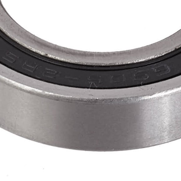 Nahaufnahme schwarzer Abdichtungsring über Kugellager