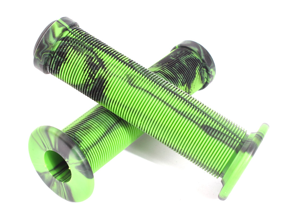 Übereinanderliegende Griffe mit Lamellen Muster