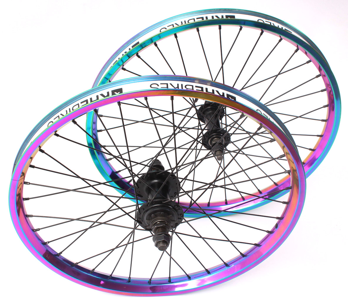 Oil Slick Laufradsatz mit weißen Felgenbänder und schwarzer Achse und Speichen