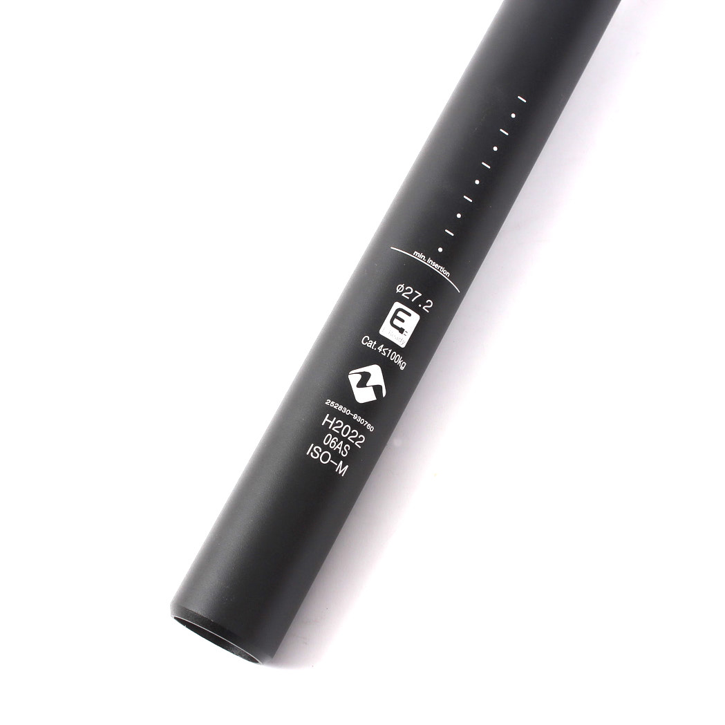 Nahaufnahme Ende von schwarzer Sattelstange mit weißen Spezifikationen