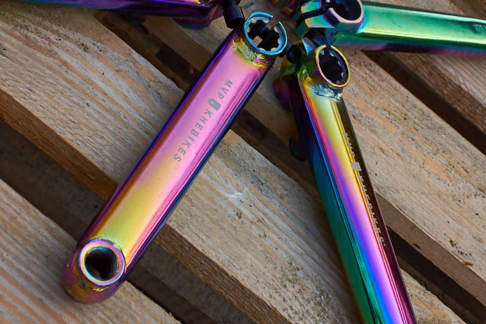 Oil Slick Kurbelarm mit MVP KHEBikes Gravur