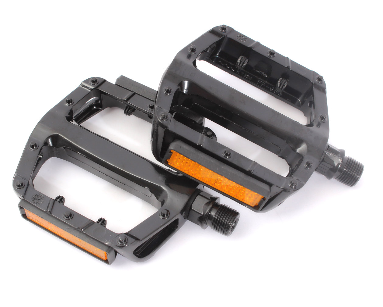 Übereinanderliegende BMX Pedale mit orangenen Reflektoren und Schraubgewinde