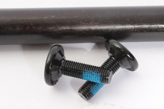 Zwei schwarze Achsenschrauben überkreuzt Zwei schwarze Achsenschrauben überkreuzt