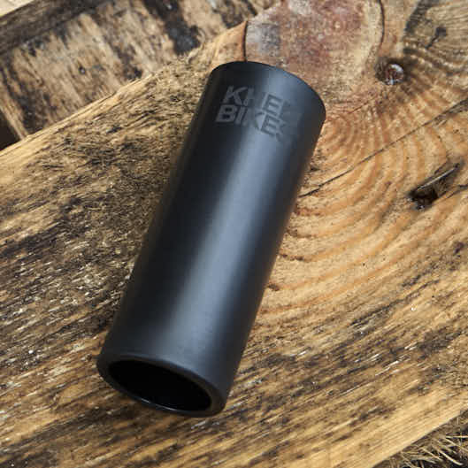 Ansicht von vorne KHEbikes Ersatzhülle Pegs schwarz mit Logo Ansicht von vorne KHEbikes Ersatzhülle Pegs schwarz mit Logo