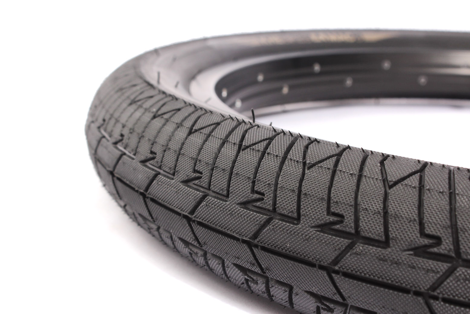 Nahaufnahme schwarzes Reifenprofil mit schwarzer Felge