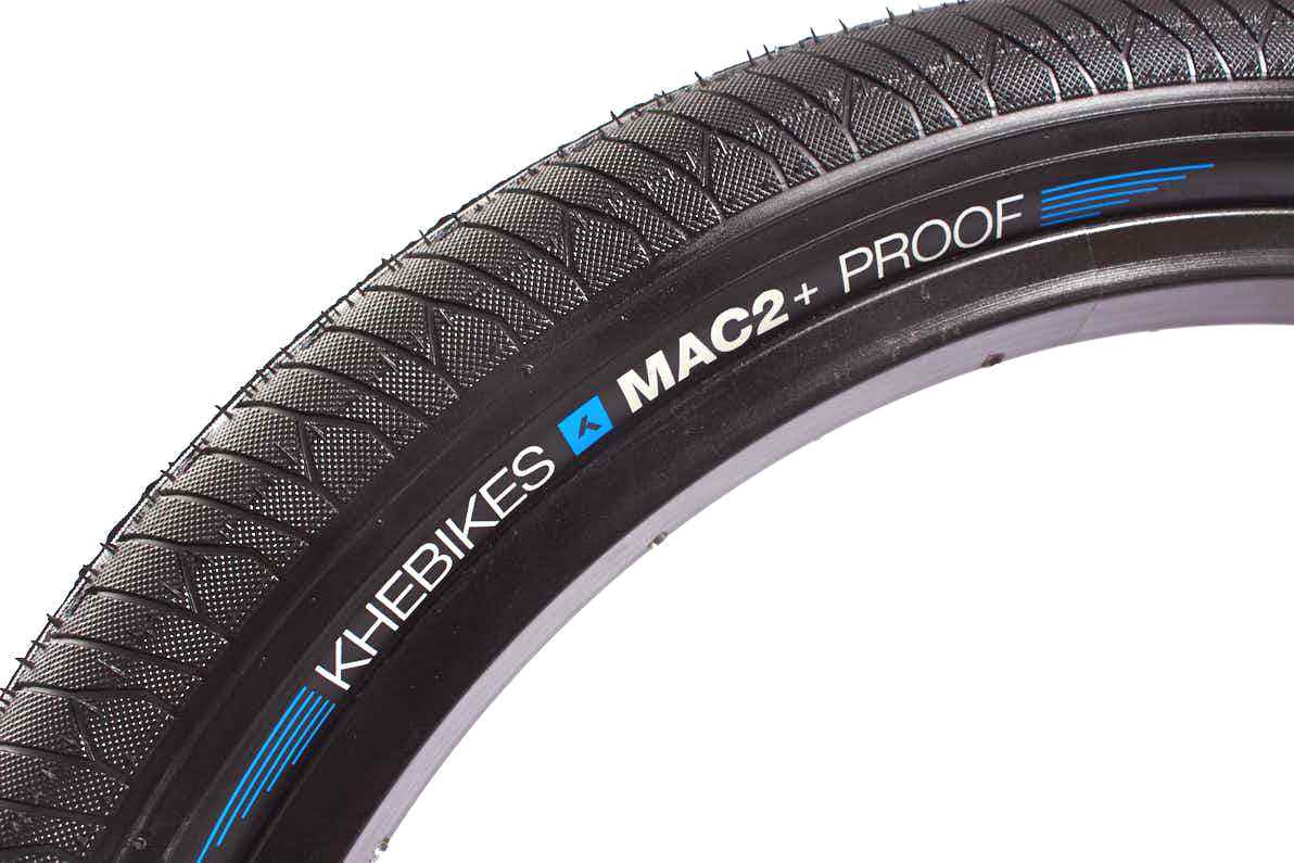 Schwarzer Reifen mit KHEbikes MAC2+ PROOF Schriftzug und blauem Logo und Strichen