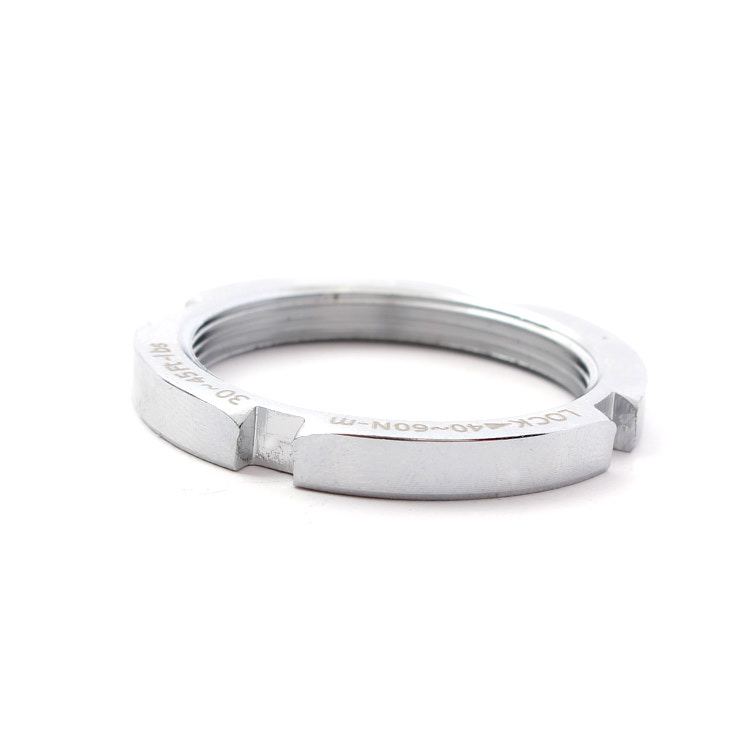 liegender Lockring in Silber von der Seite