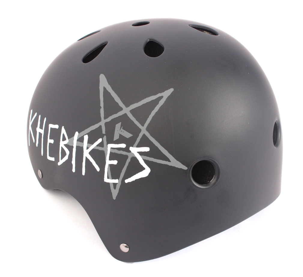 Schwarzer Helm mit grauem Stern und weißer KHEBIKES Aufschrift Schwarzer Helm mit grauem Stern und weißer KHEBIKES Aufschrift