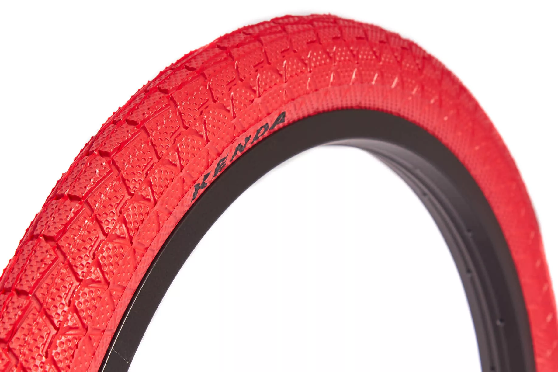 Neumático KENDA rojo 20 "x1,95". 